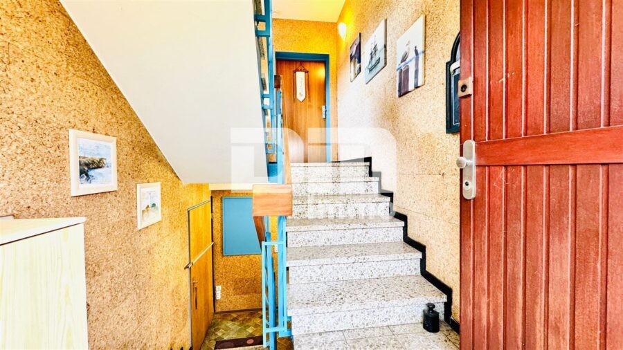 Gepflegtes 1 bis 2 Familienhaus in gesuchter Ortsrandlage mit Panoramablick - EG Haupteingang / Treppenhaus